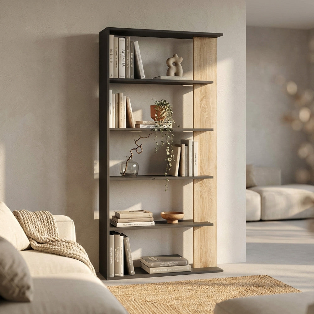 Libreria Alisha allestita con libri e vasi decorativi in un ambiente luminoso.