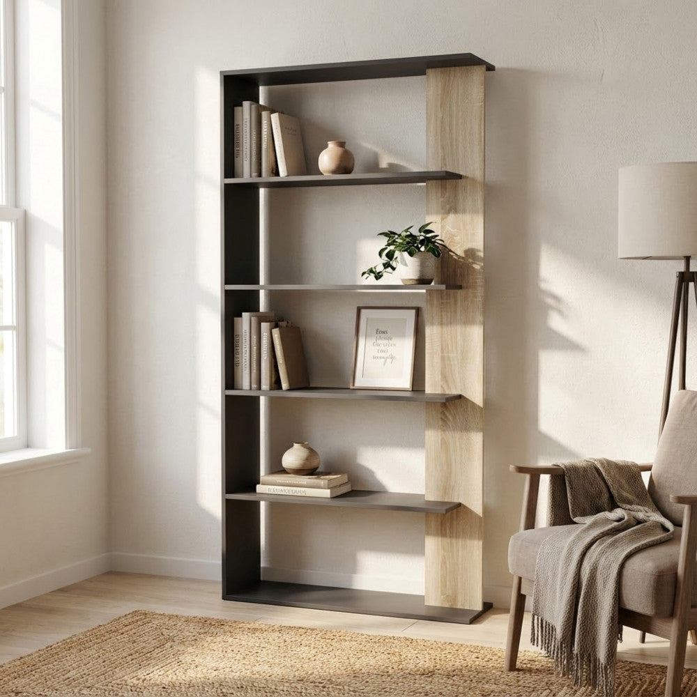 Libreria Alisha inserita in un angolo lettura elegante con poltrona e lampada da terra.