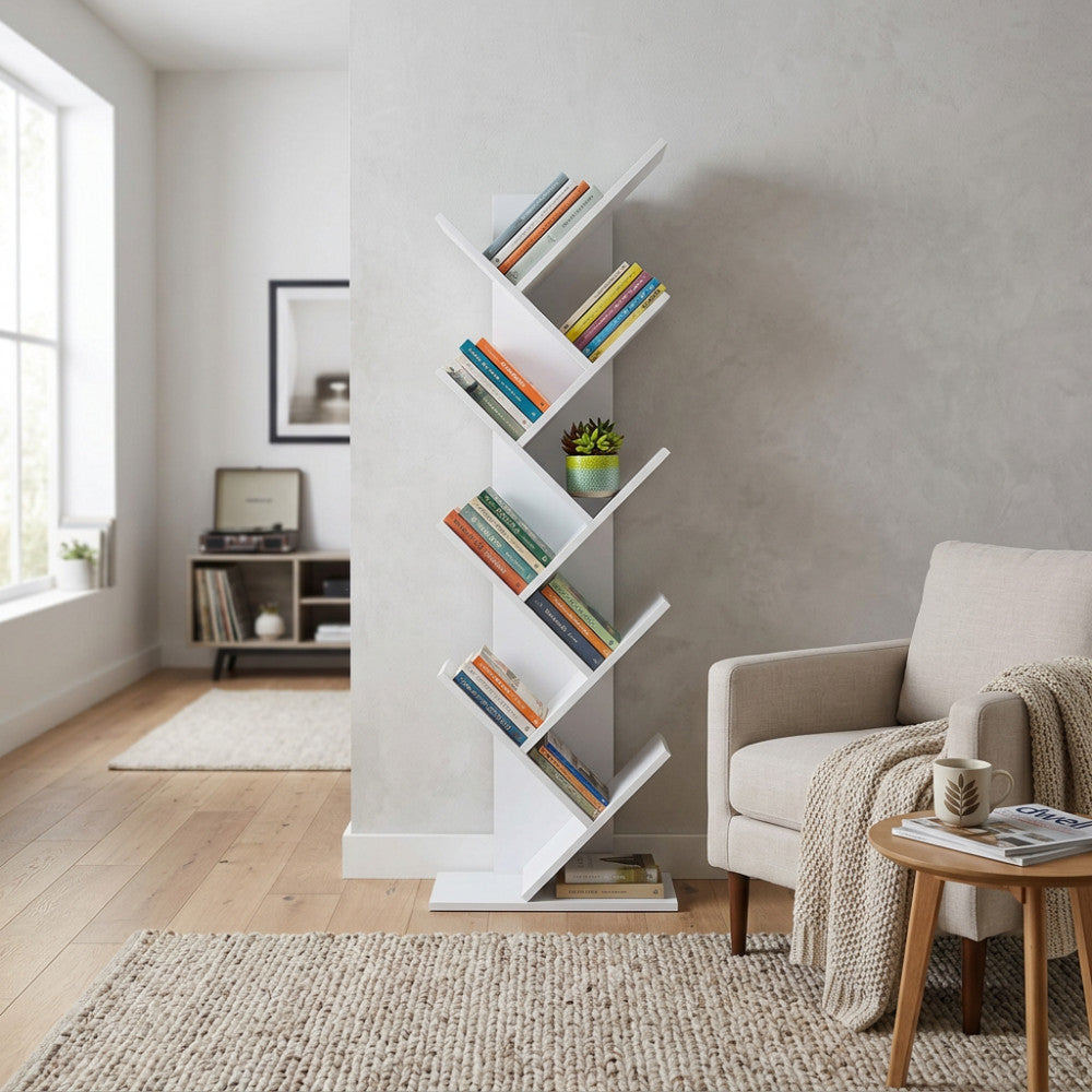 Vista frontale della libreria ad albero Ariane bianca ambientata in un soggiorno moderno con poltrona beige.