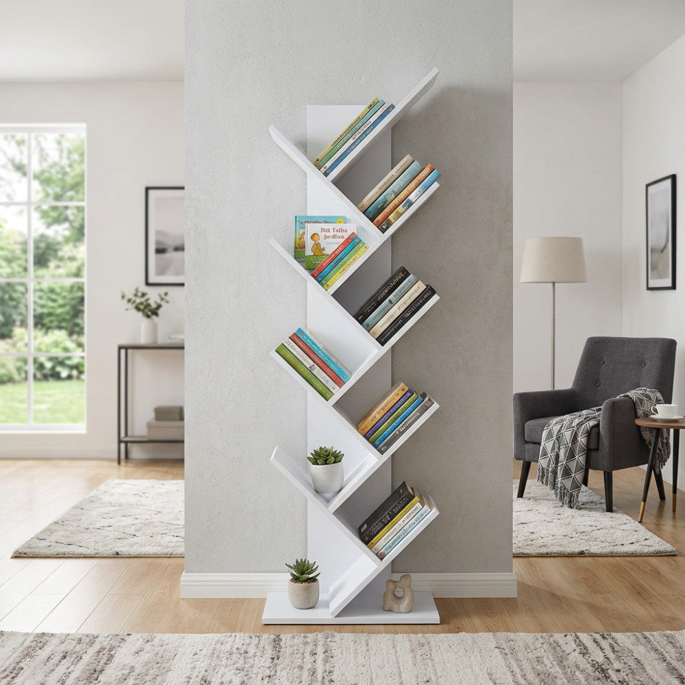 Vista angolata della libreria verticale Ariane che espone libri colorati contro un pilastro architettonico grigio chiaro.