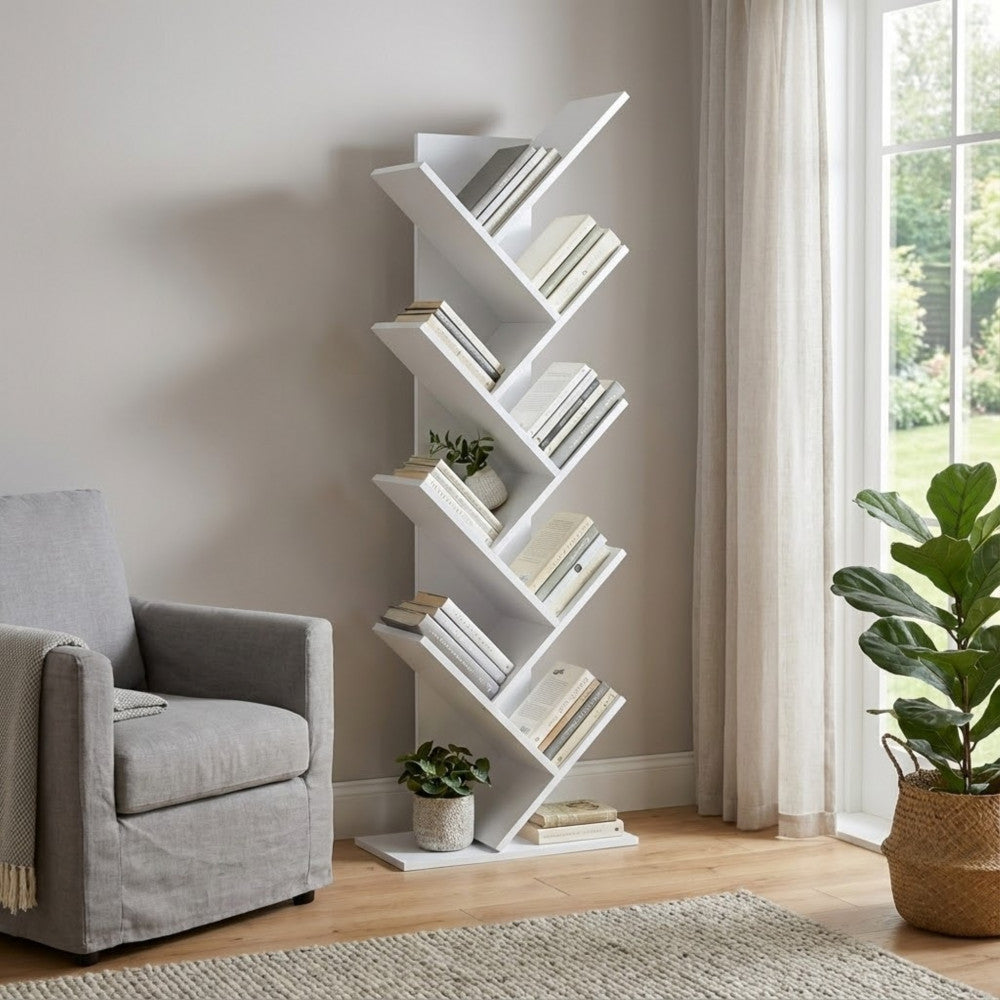 Ambientazione lifestyle della libreria Ariane accanto a un divano grigio e a una pianta di ficus lyrata in vaso.