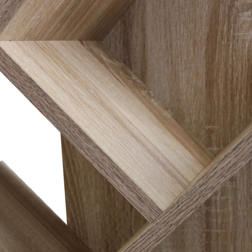 Dettaglio ravvicinato dei ripiani inclinati in truciolare bilaminato, che mostra la texture effetto legno naturale.