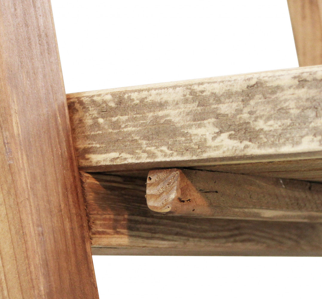 Primo piano del giunto in legno che mostra la texture del pino riciclato.