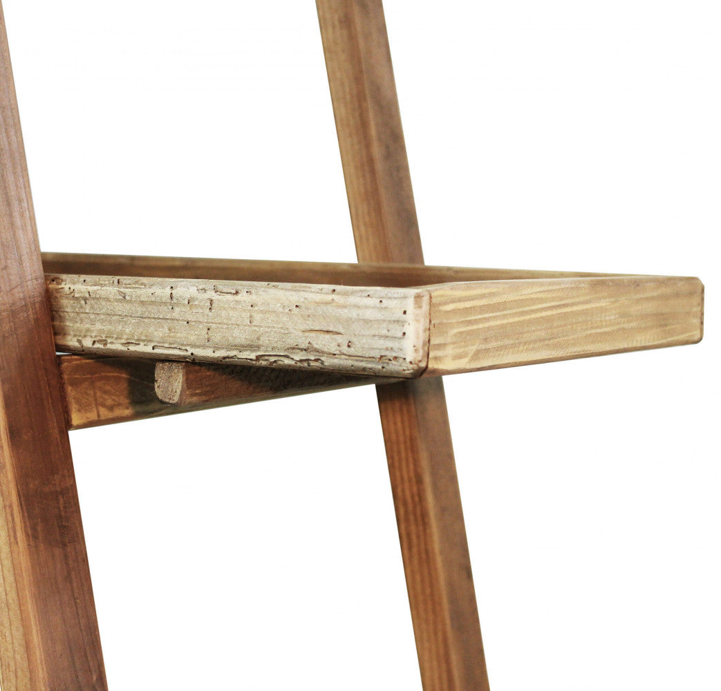 Dettaglio del bordo a vassoio del ripiano in legno grezzo.