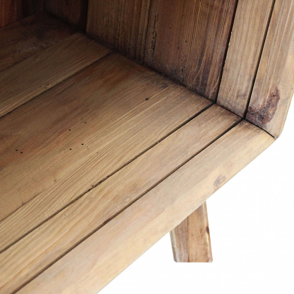 Dettaglio ravvicinato del legno di pino riciclato della libreria Collin, evidenziando le venature e la texture tattile.