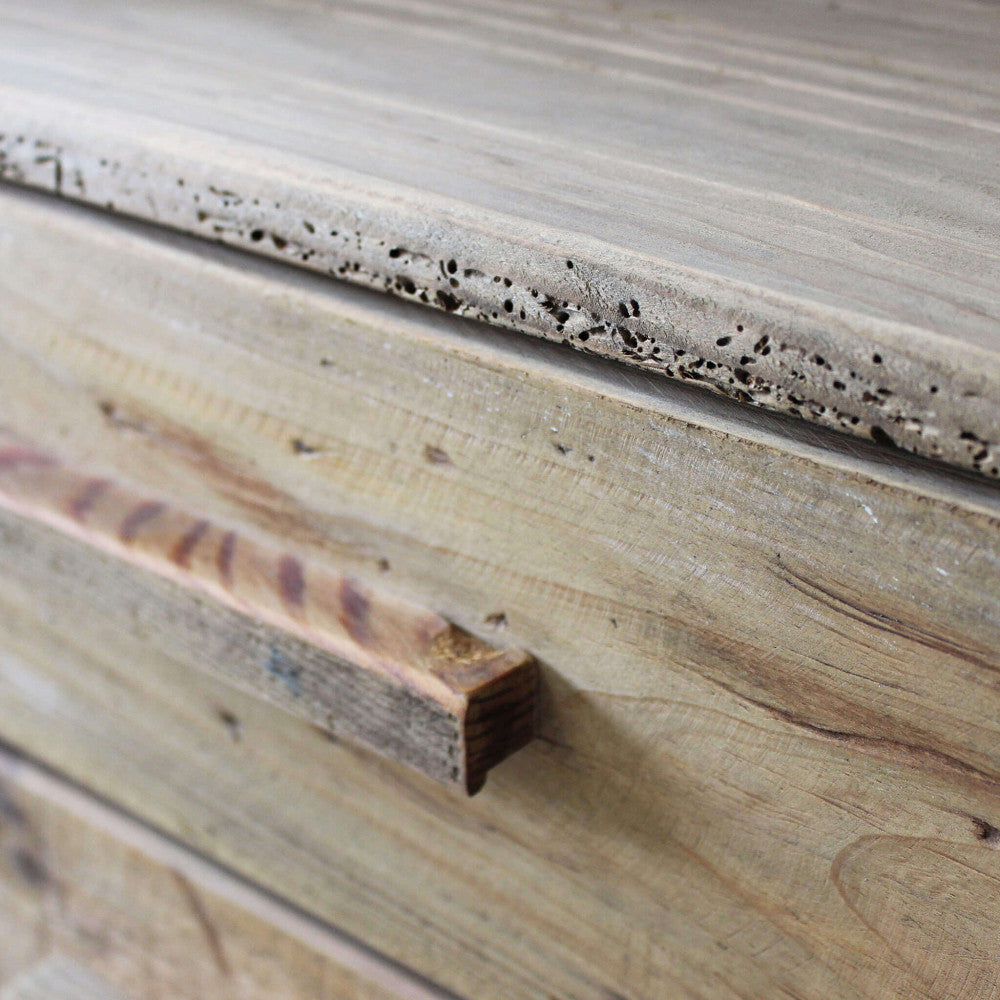 Particolare del bordo superiore e della maniglia in legno del cassetto della libreria Collin, con finitura rustica.