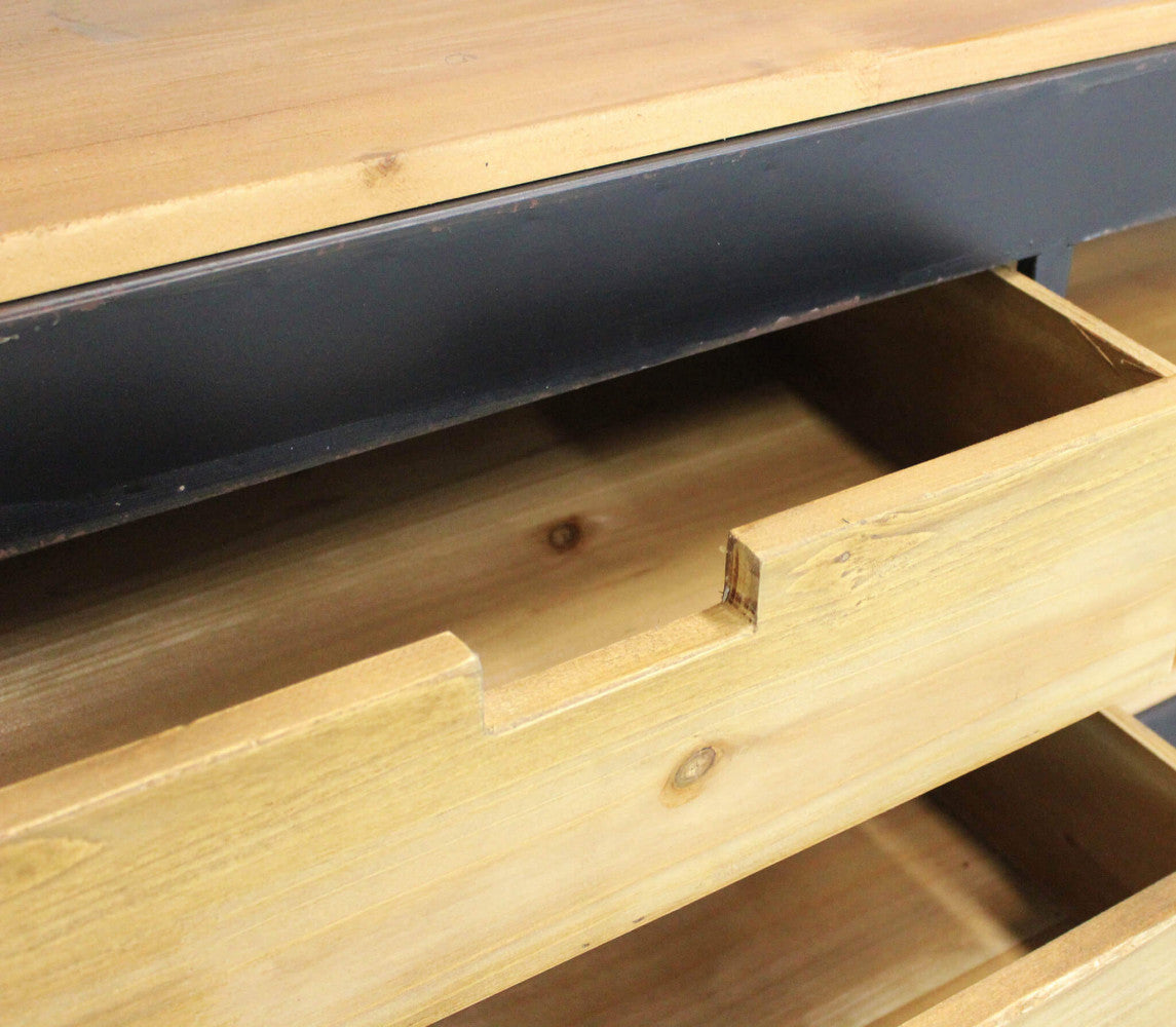 Dettaglio Cassetti della Libreria Ferdy, un mobile robusto in legno e metallo per ampi spazi interni | Albert Stock