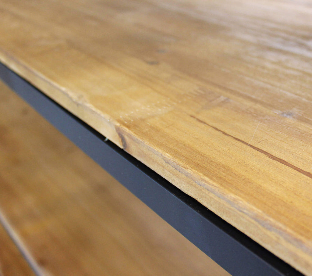 Dettaglio Ripiani della Libreria Ferdy, un mobile robusto in legno e metallo per ampi spazi interni | Albert Stock