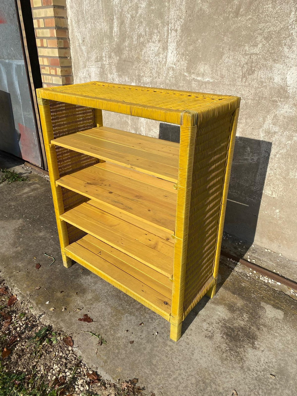 Libreria gialla in rattan