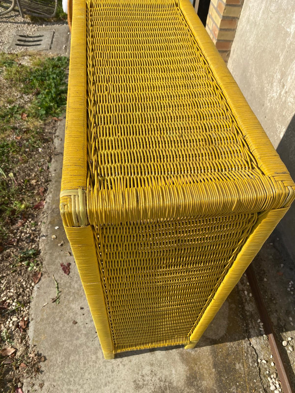 Libreria gialla in rattan