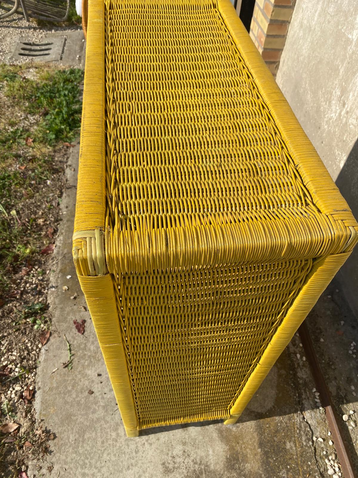 Libreria gialla in rattan