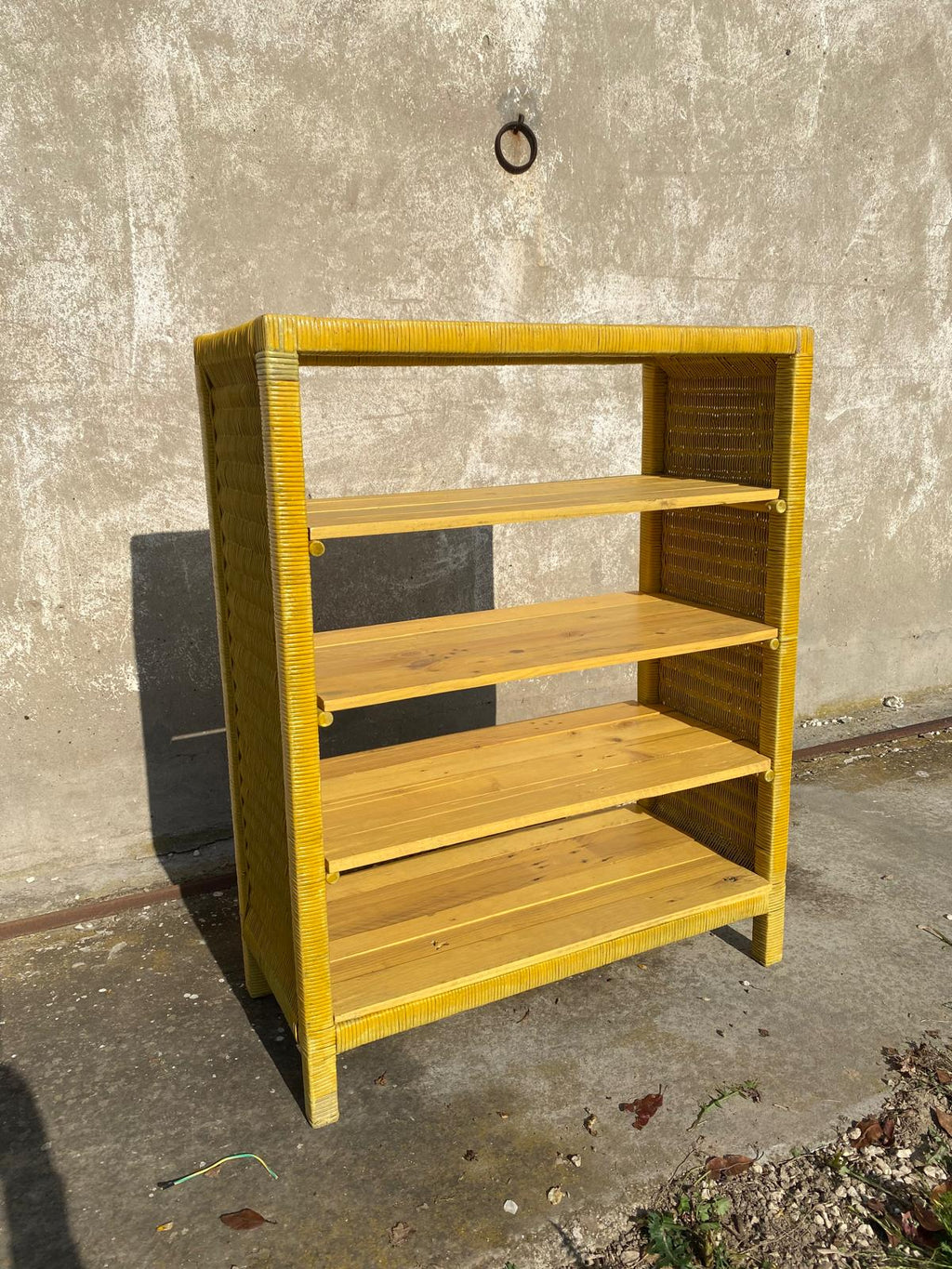 Libreria gialla in rattan