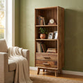 Libreria Justin in pino riciclato marrone ambientata in un soggiorno luminoso con poltrona beige.
