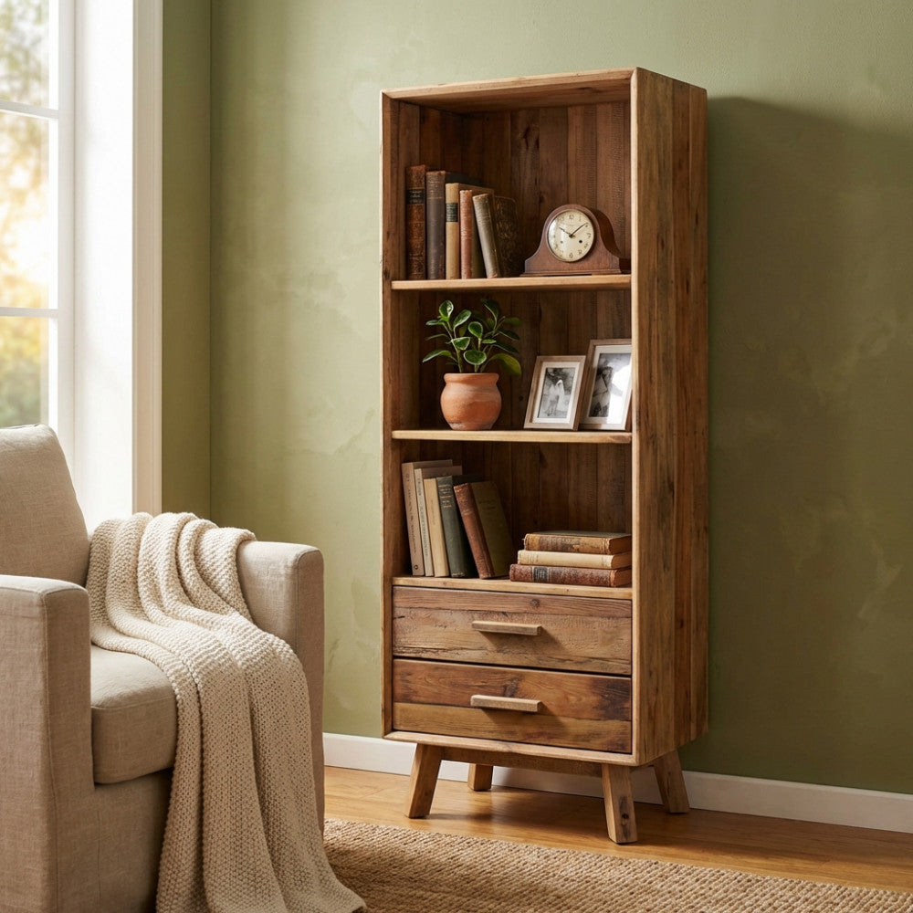Libreria Justin in pino riciclato marrone ambientata in un soggiorno luminoso con poltrona beige.