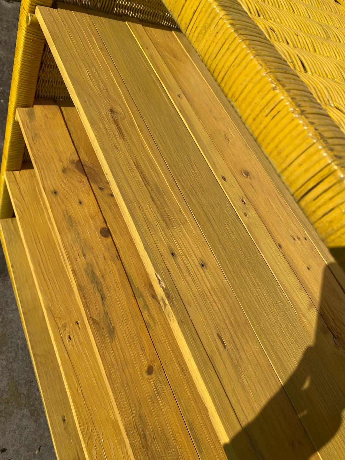 Libreria in legno rivestita di giallo