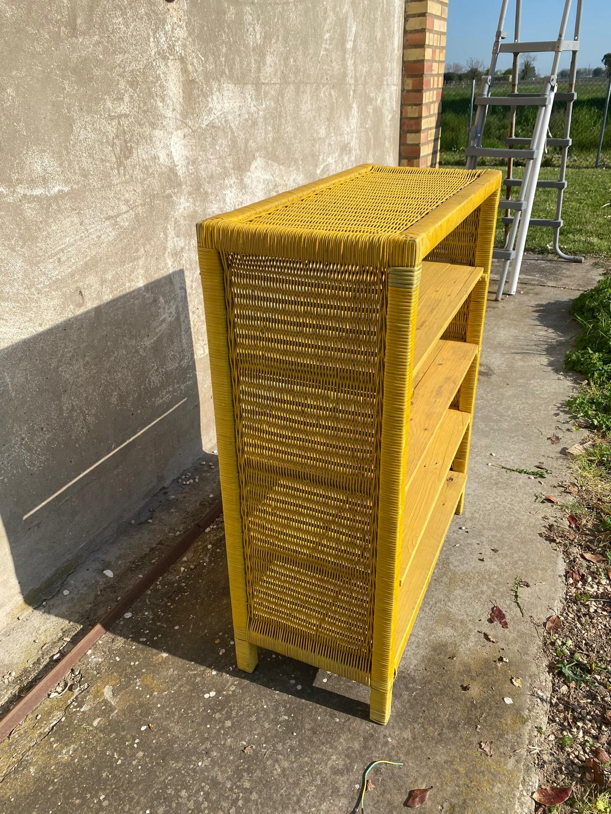 libreria-legno-rivestita-giallo