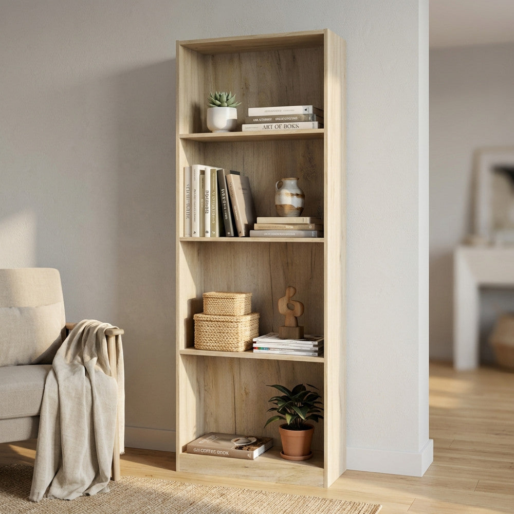 Libreria Line Olmo in rovere grigio ambientata in un salotto luminoso con decorazioni minimaliste.