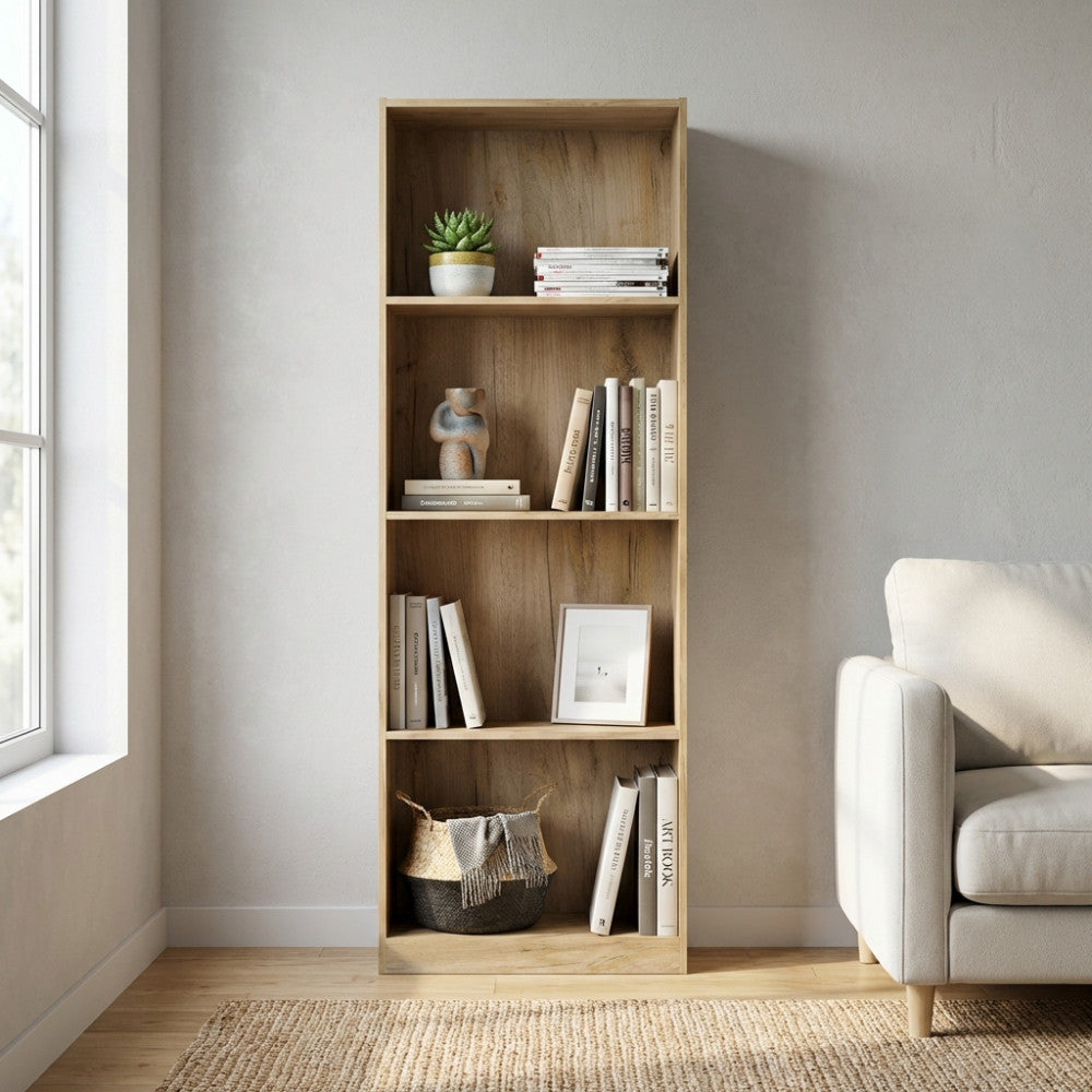 Vista frontale della libreria in truciolare bilaminato affiancata a un divano bianco e una finestra.
