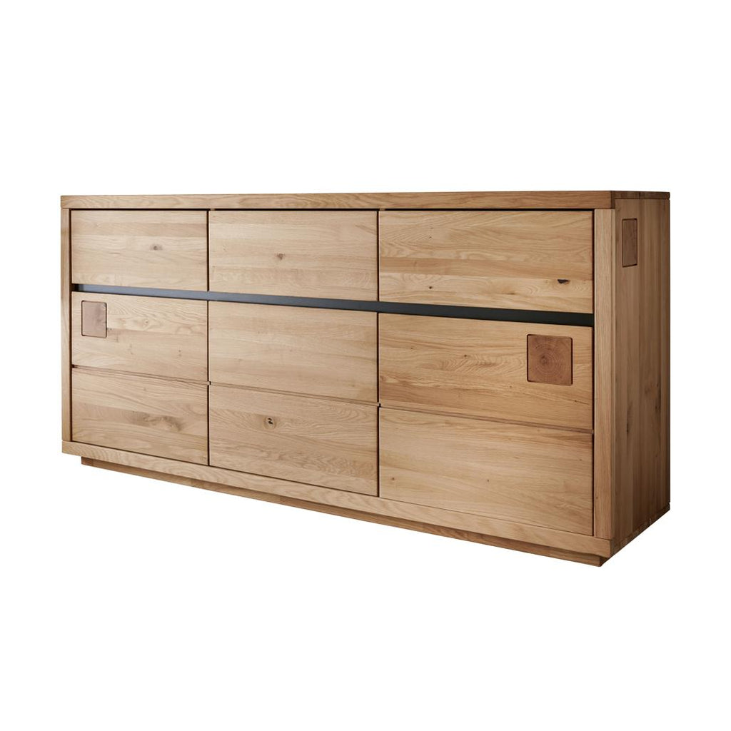 Madia Fende II in rovere selvatico oliato, con tre ante e tre cassetti, che mostra il suo design robusto e l'aspetto naturale in stile industriale | Albert Stock