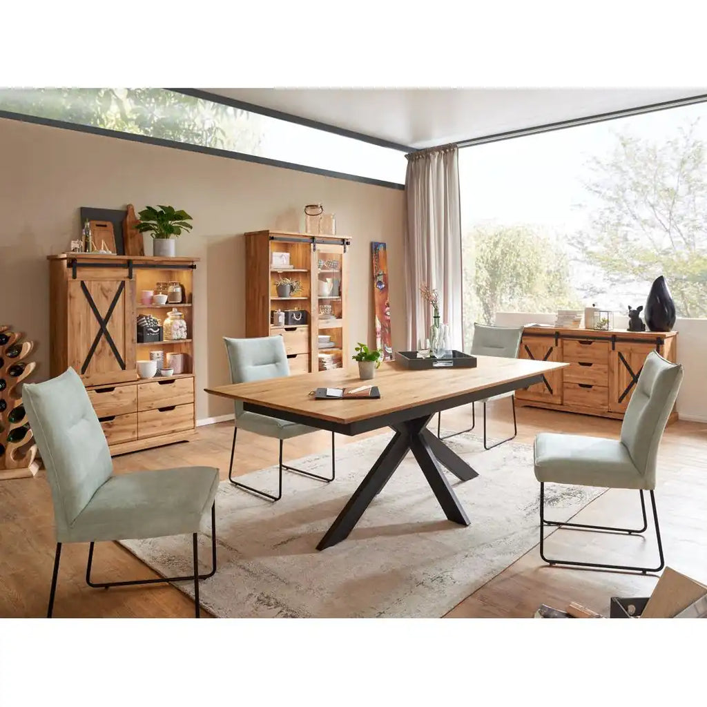 La Madia Nyks II ambientata in un soggiorno con arredi moderni e industriali, che ne sottolinea l'eleganza e l'integrazione stilistica | Albert Stock