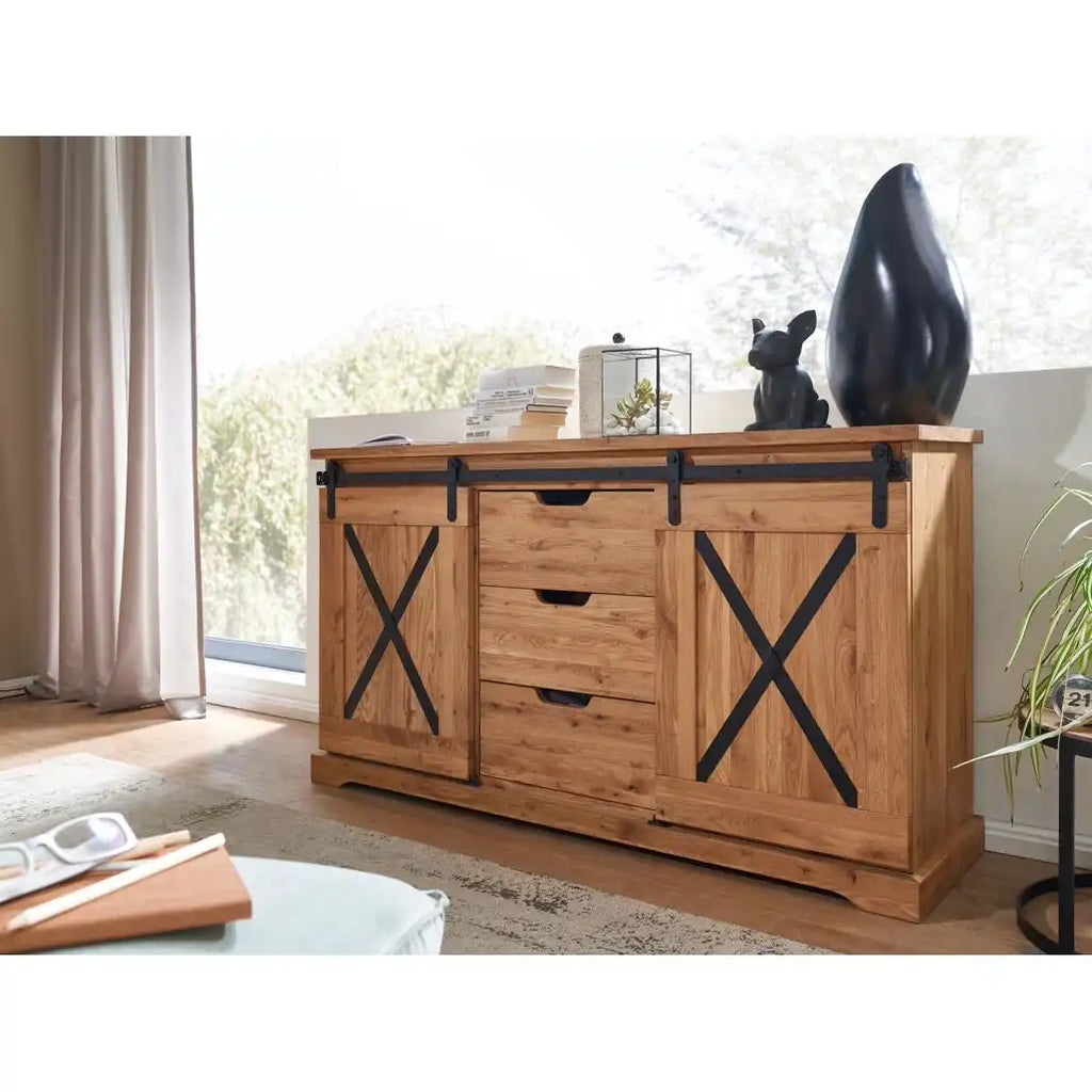 Madia Nyks II in rovere oliato con due ante scorrevoli e dettagli metallici neri a forma di "X", ideale per un soggiorno in stile loft | Albert Stock