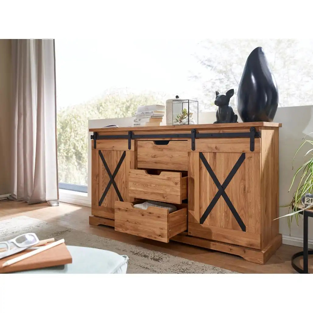 Vista ravvicinata della superficie in rovere oliato della madia Nyks II, che mostra la ricchezza delle venature naturali e dei nodi del legno | Albert Stock