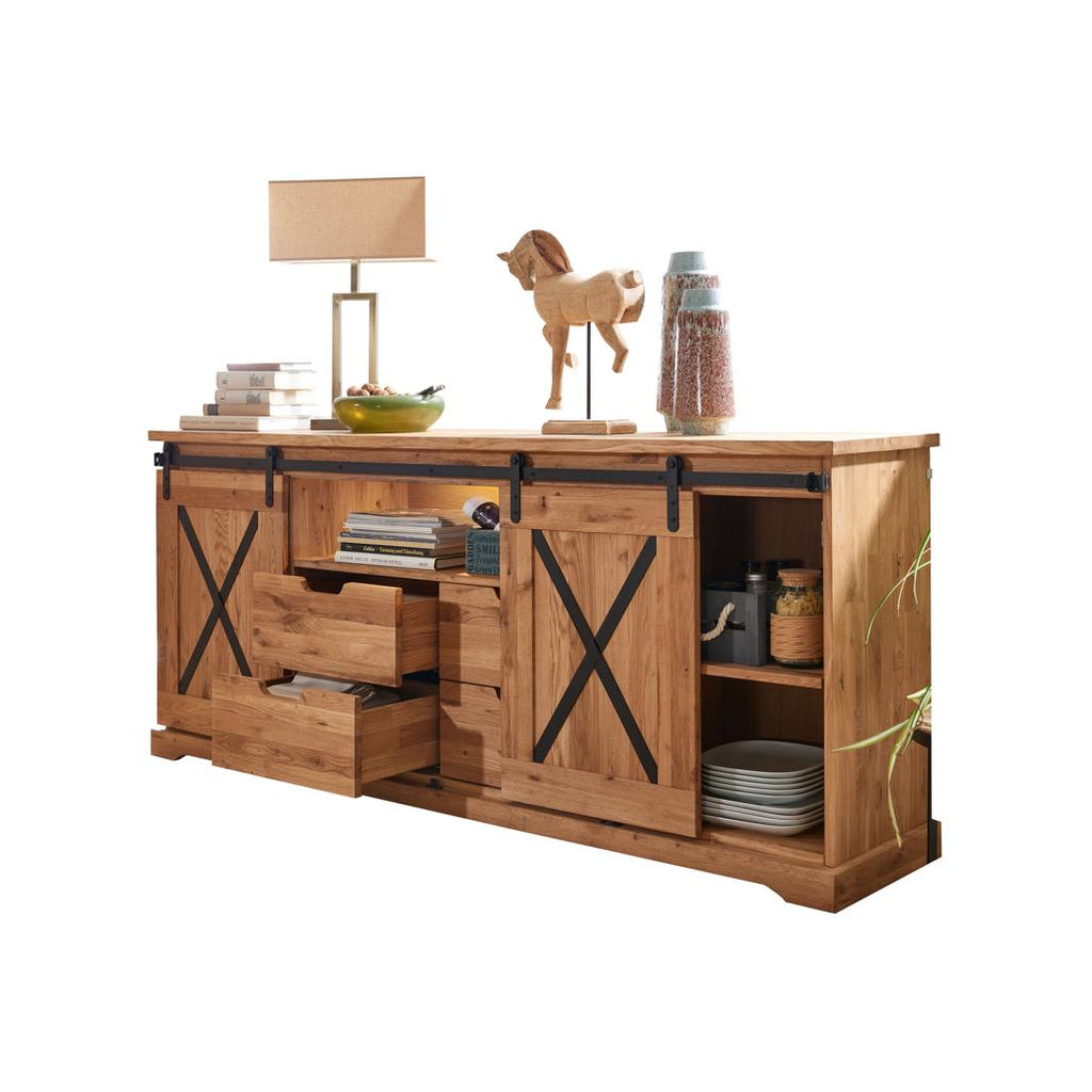 La Madia Nyks III ambientata in un soggiorno con arredi moderni e industriali, che ne sottolinea l'eleganza e l'integrazione stilistica | Albert Stock