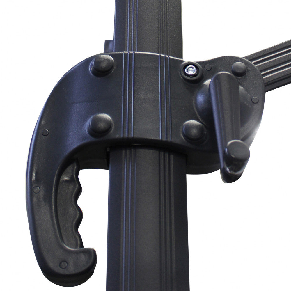 Dettaglio ravvicinato del maniglione ergonomico antracite per ombrellone, che mostra la manovella e il sistema di fissaggio sul palo scanalato.