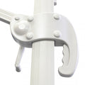 Dettaglio ravvicinato del maniglione ergonomico bianco per ombrellone Saturno Pitagora, che mostra la finitura liscia e il meccanismo di scorrimento sul palo scanalato.