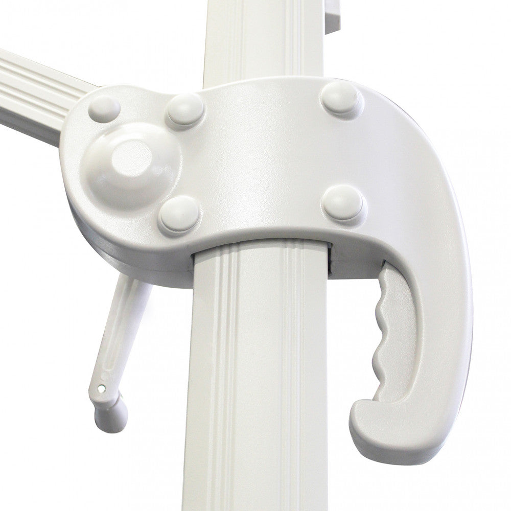 Dettaglio ravvicinato del maniglione ergonomico bianco per ombrellone Saturno Pitagora, che mostra la finitura liscia e il meccanismo di scorrimento sul palo scanalato.
