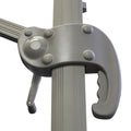 Dettaglio ravvicinato del maniglione per ombrellone Saturno e Pitagora in finitura taupe, che mostra il meccanismo di scorrimento ergonomico e la struttura robusta fissata al palo scanalato.