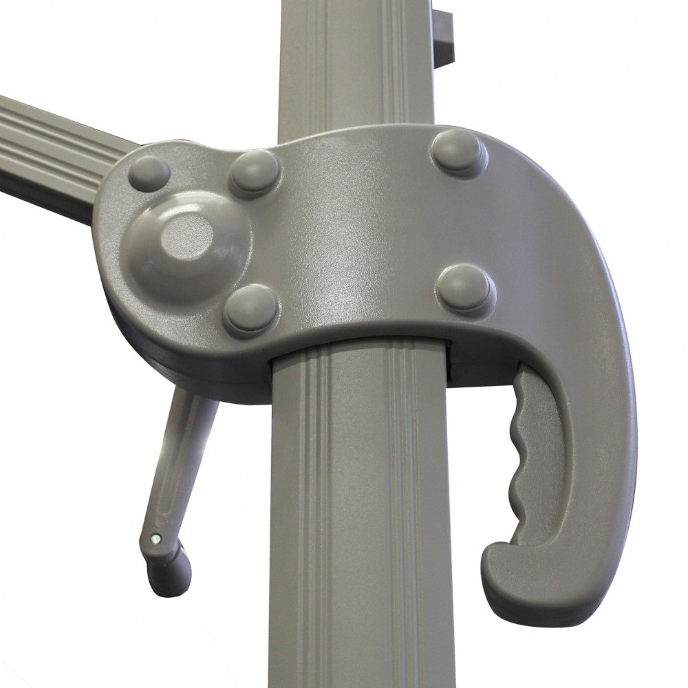 Dettaglio ravvicinato del maniglione per ombrellone Saturno e Pitagora in finitura taupe, che mostra il meccanismo di scorrimento ergonomico e la struttura robusta fissata al palo scanalato.