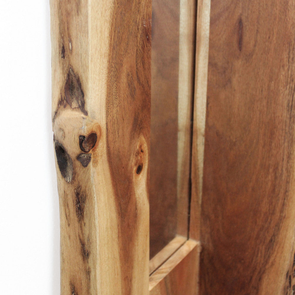 Dettaglio ravvicinato del legno di acacia della mensola ALICIA, che rivela nodi naturali e la finitura artigianale.