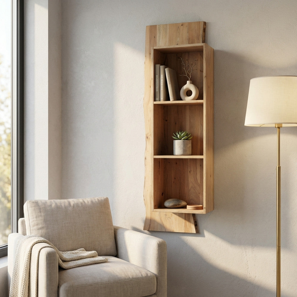 Mensola da parete Amilia in legno di acacia montata su intonaco chiaro, affiancata da una poltrona beige e lampada da terra.