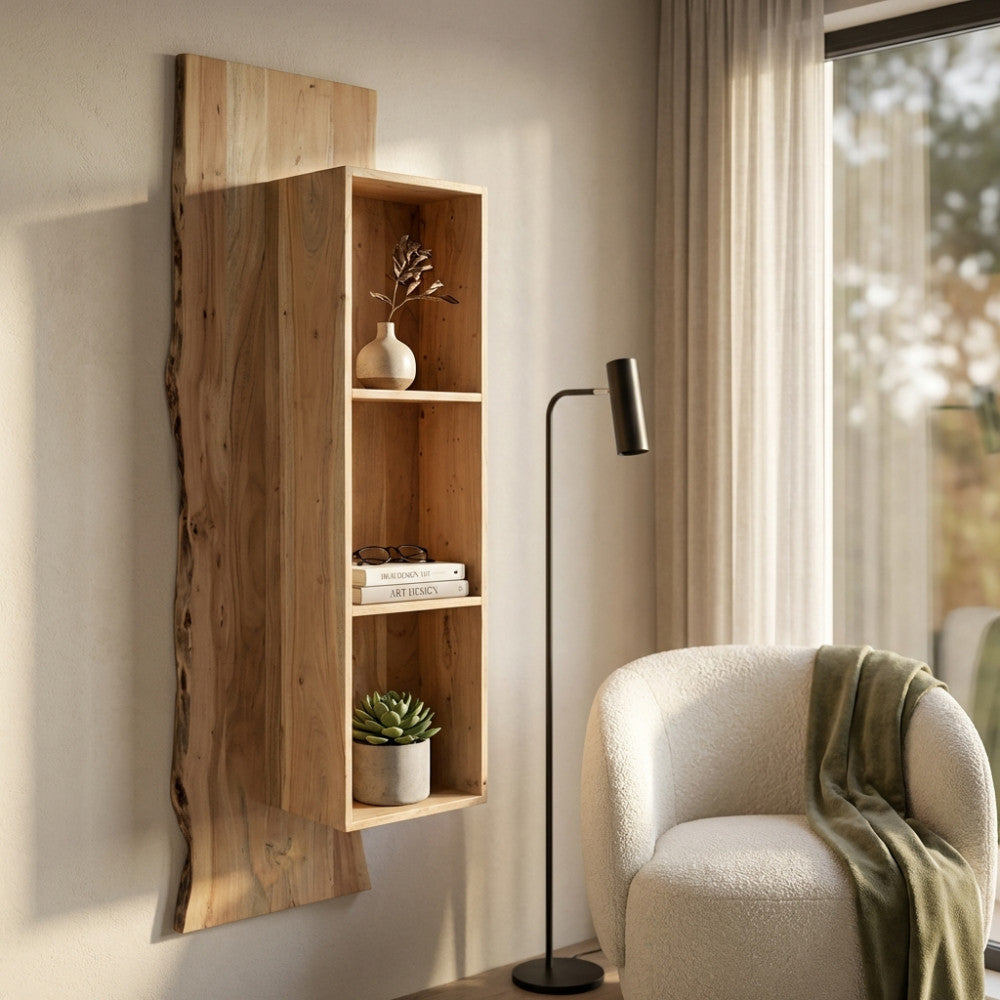 Vista angolare della libreria sospesa Amilia che evidenzia la profondità dei tre scomparti e il bordo naturale del legno.