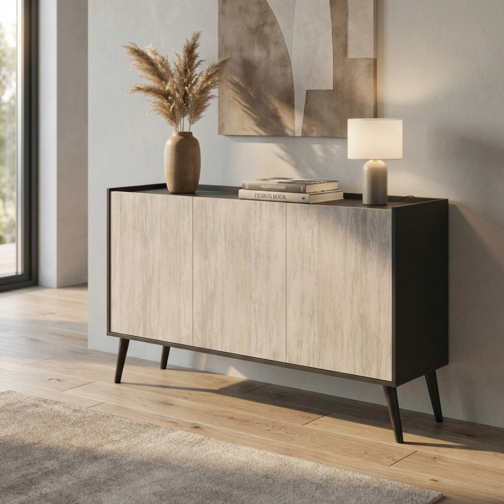 Credenza a tre ante in pino chiaro e antracite ambientata in un soggiorno luminoso con vaso decorativo.