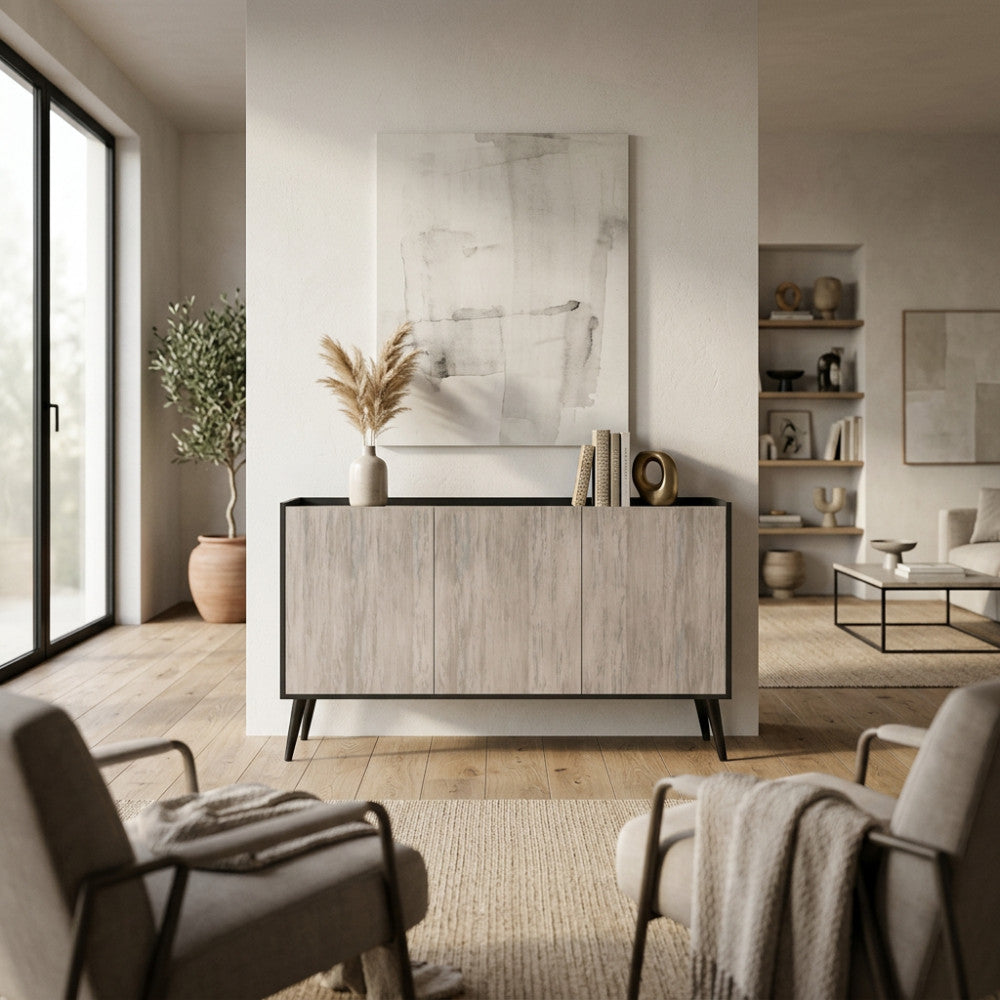 Vista frontale della credenza moderna inserita in un elegante salotto dai toni neutri con poltrone.