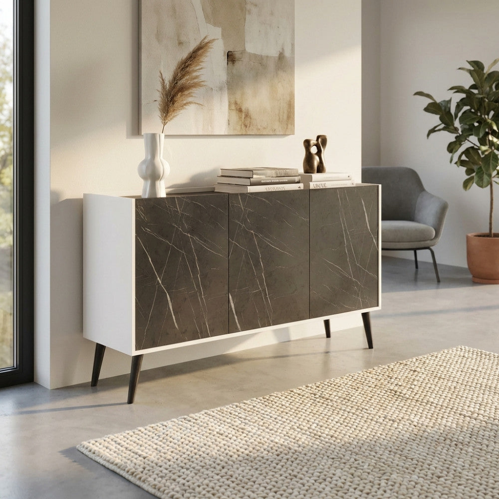 Credenza MK801522 in truciolare bilaminato con ante effetto marmo antracite e struttura bianco lucido, ambientata in un soggiorno luminoso.