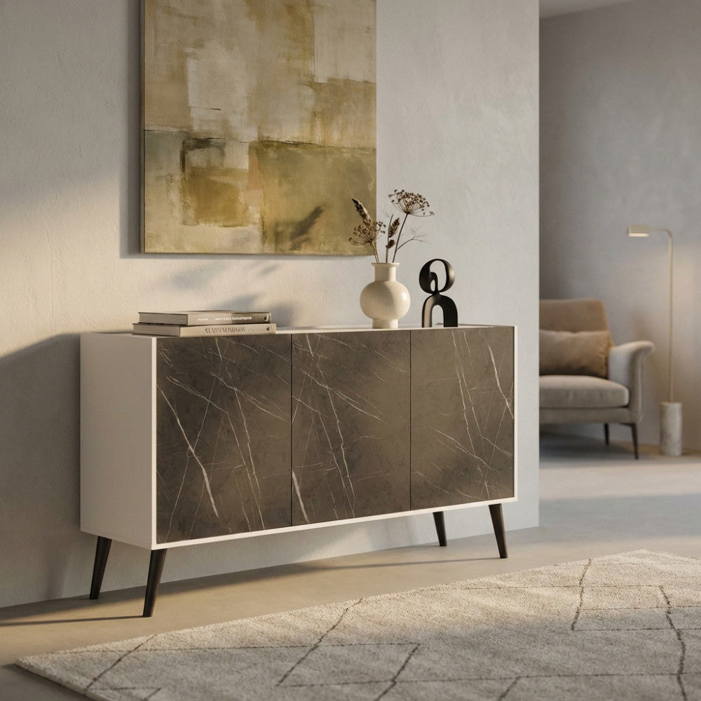Dettaglio frontale della credenza MK801522, che mostra le venature dell'effetto marmo sulle tre ante e i piedini neri inclinati.