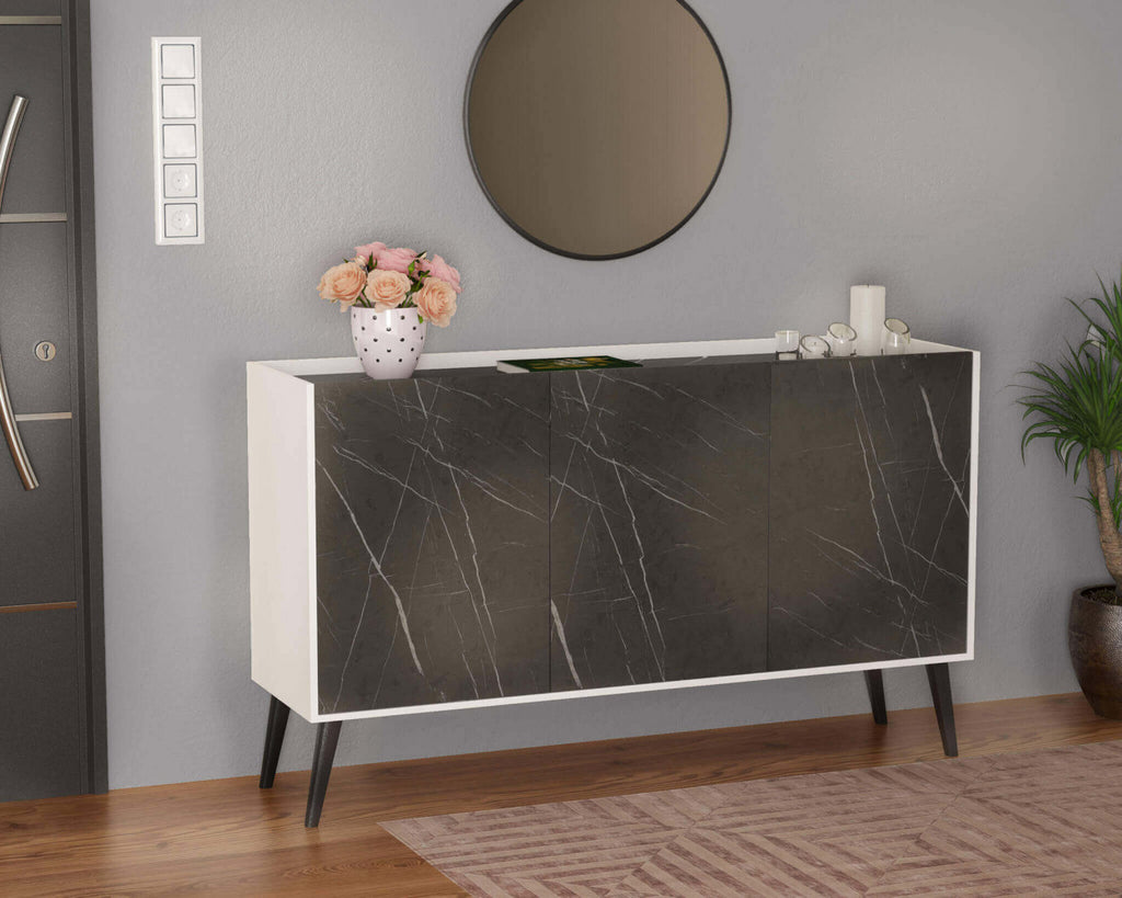 Credenza MK801522 posizionata in un ingresso elegante con specchio rotondo, decorata con fiori e candele.