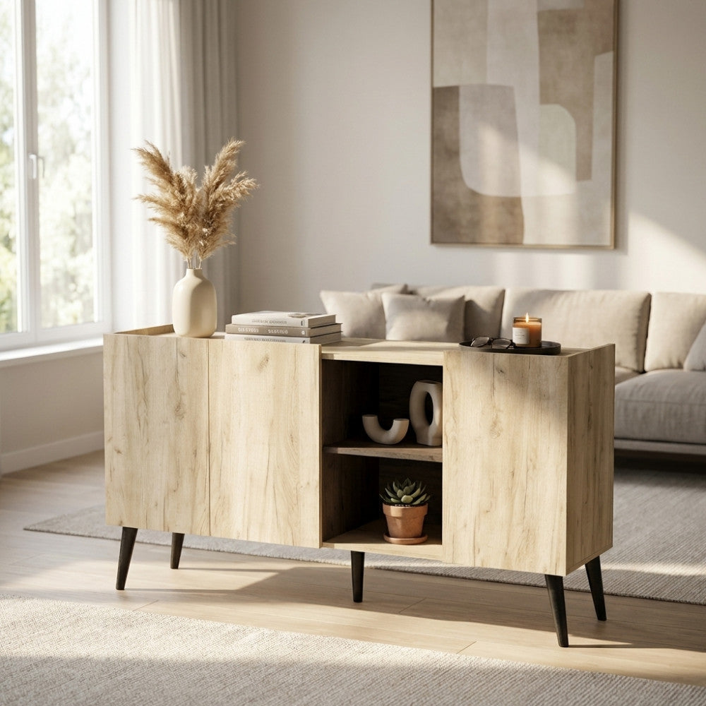 Vista frontale della credenza in rovere grigio con tre ante e vano a giorno, decorata con libri e candele.