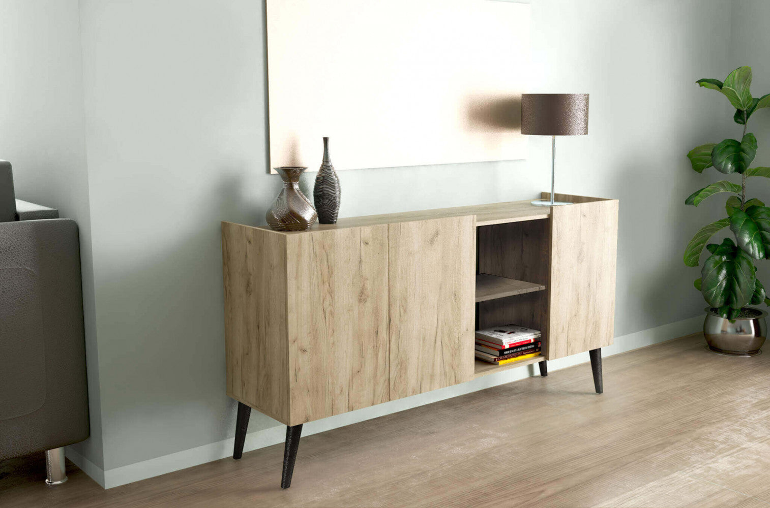 Credenza in rovere grigio inserita in un contesto moderno con pianta d'appartamento e lampada da tavolo.