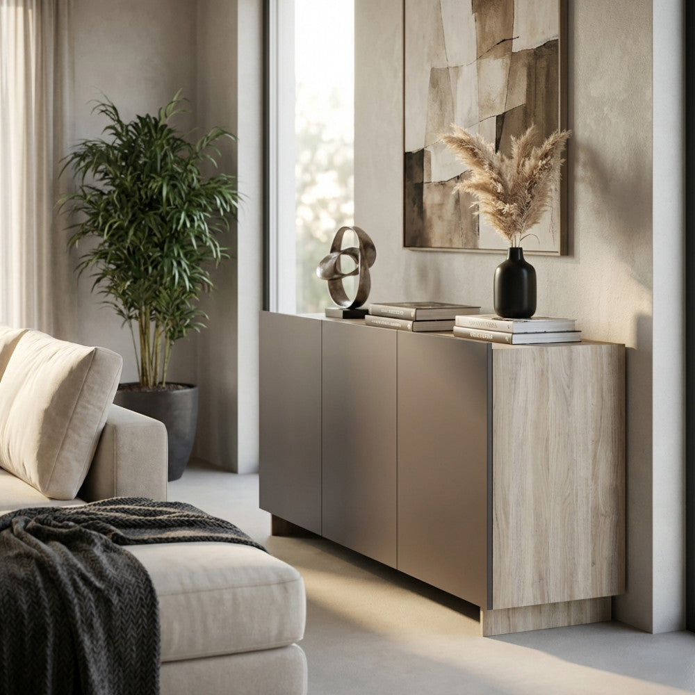 Credenza a 3 ante in finitura Antracite Olmo ambientata in un soggiorno luminoso con decorazioni minimaliste.