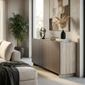 Credenza a 3 ante in finitura Antracite Olmo ambientata in un soggiorno luminoso con decorazioni minimaliste.