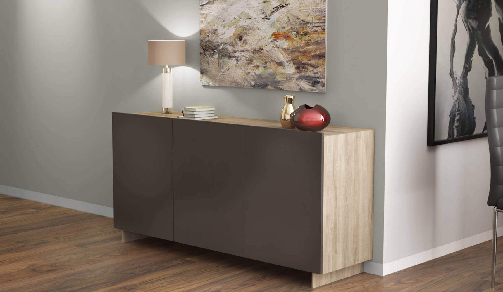 Credenza posizionata in un corridoio elegante con pavimento in legno scuro e quadri astratti alle pareti.