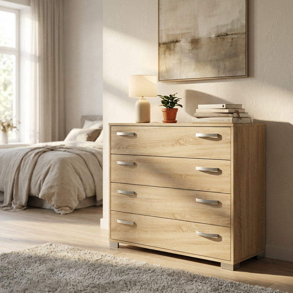 Dettaglio angolare della cassettiera in quercia chiaro, che evidenzia la texture del legno bilaminato, le maniglie metalliche lineari e la luce naturale che accarezza la superficie.