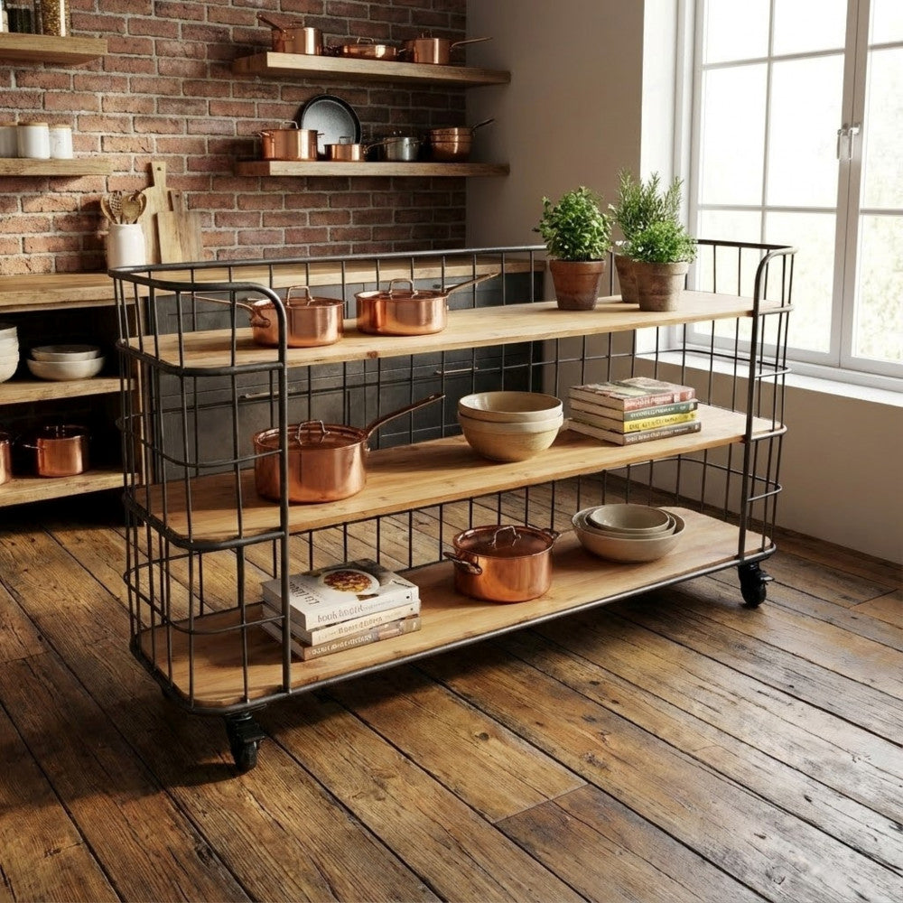 Libreria ABNER utilizzata come isola funzionale in una cucina rustica, elegantemente allestita con pentole in rame e libri di ricette.