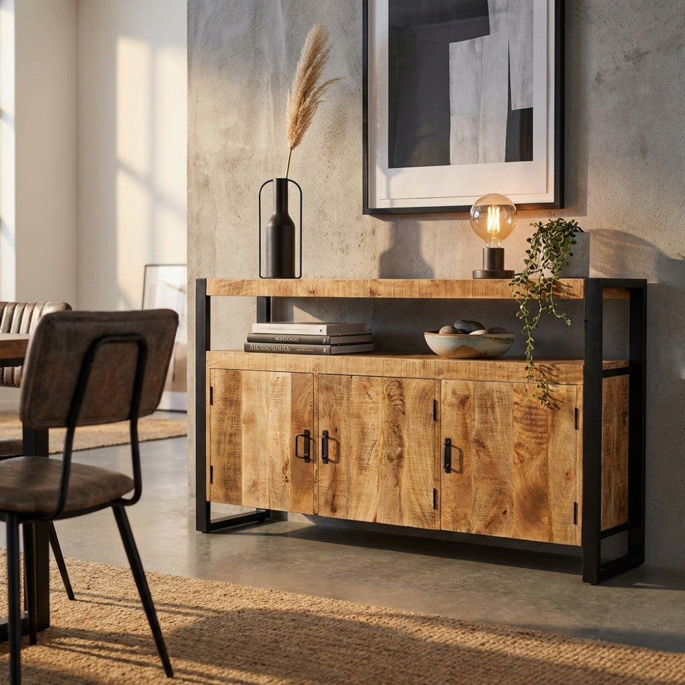 Libreria Abraham utilizzata come mobile contenitore in una sala da pranzo, decorata con vasi di design e piante cadenti.