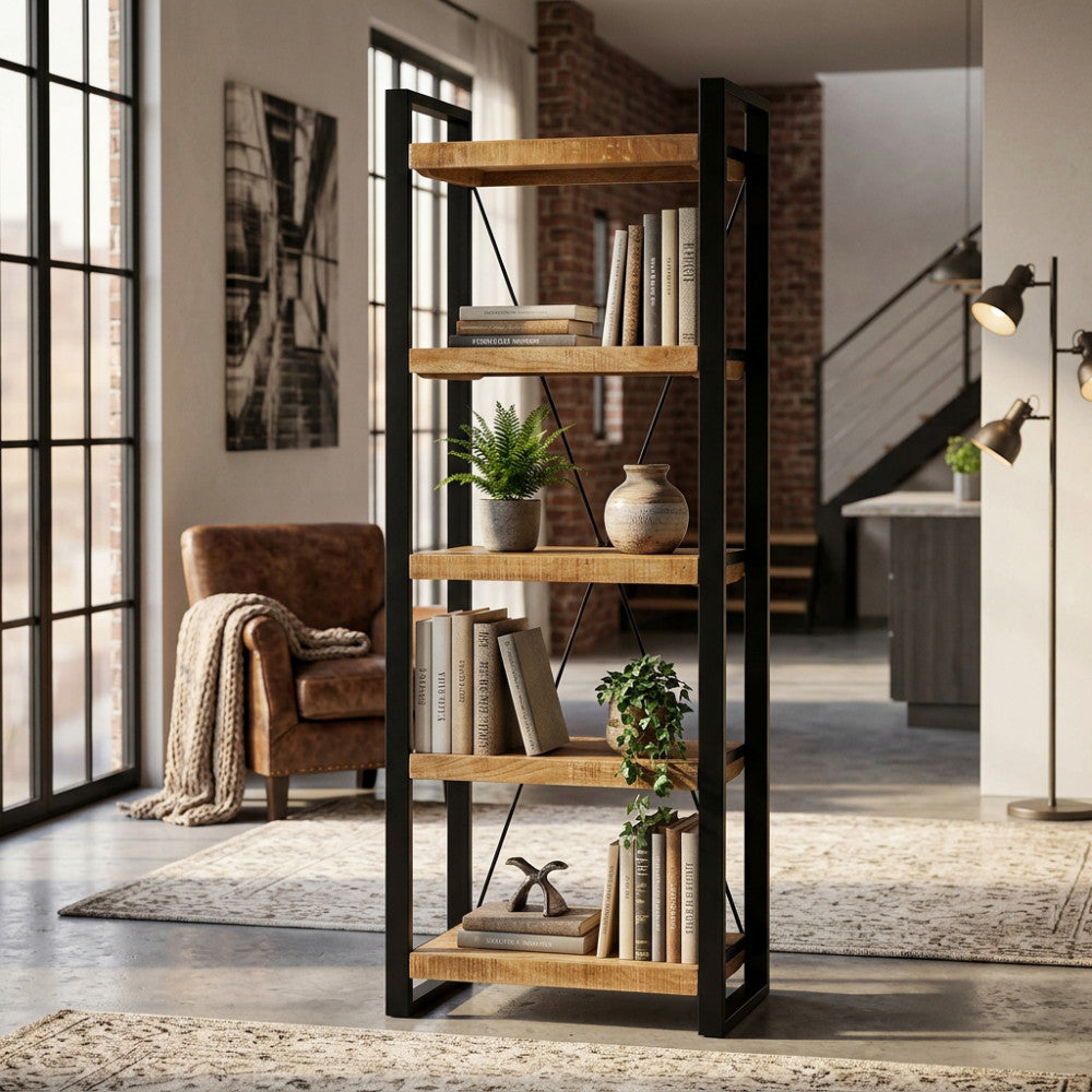 Libreria Alberic in legno di mango e metallo nero ambientata in un luminoso soggiorno dal design industriale.