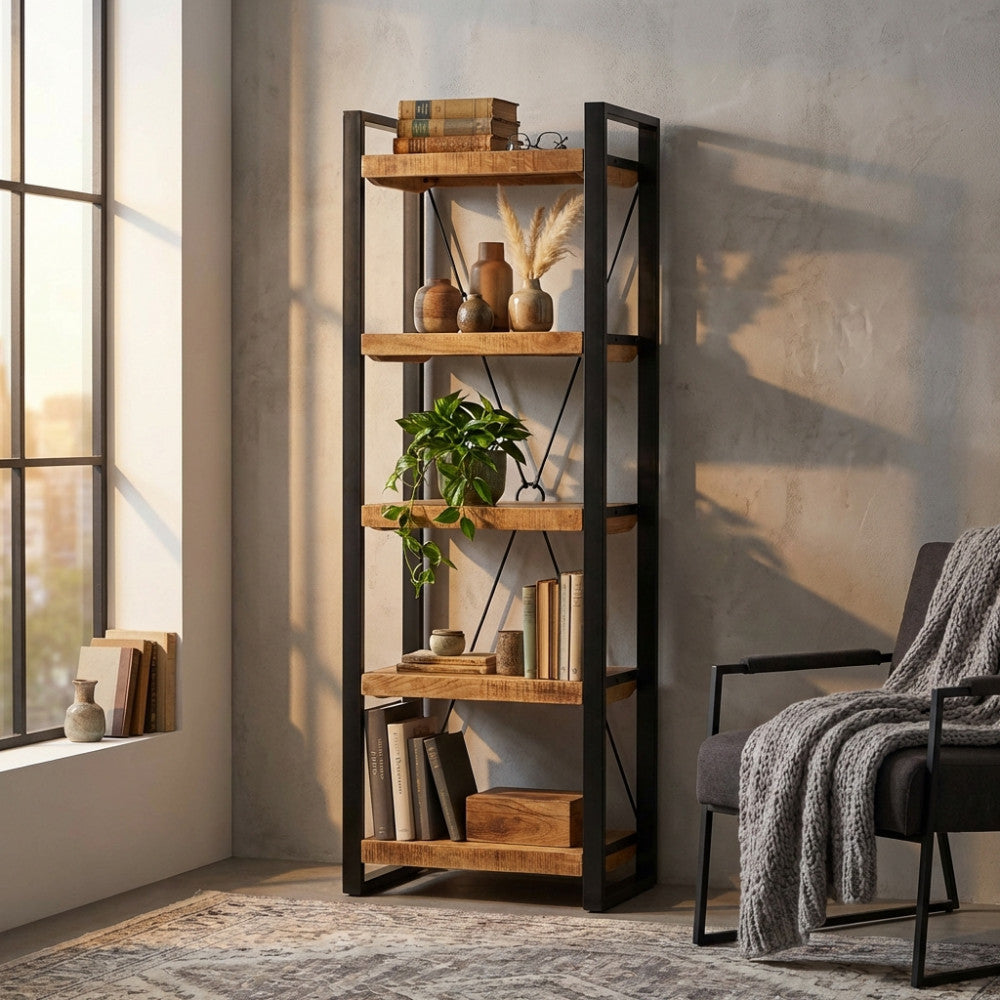 Dettaglio laterale della libreria Alberic illuminata dalla luce naturale, che evidenzia i ripiani in legno massiccio.